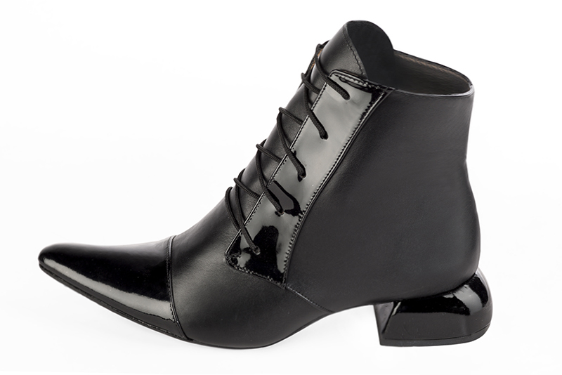 Gloss black women's ankle boots with laces at the front. Tapered toe. Low flare heels. Profile view - Florence KOOIJMAN